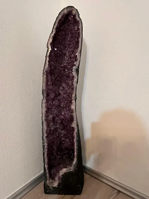 Große Amethyst-Geode in einer Ecke der Praxis