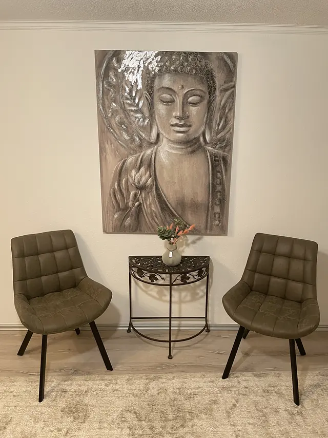 Buddha-Bild über den Sesseln